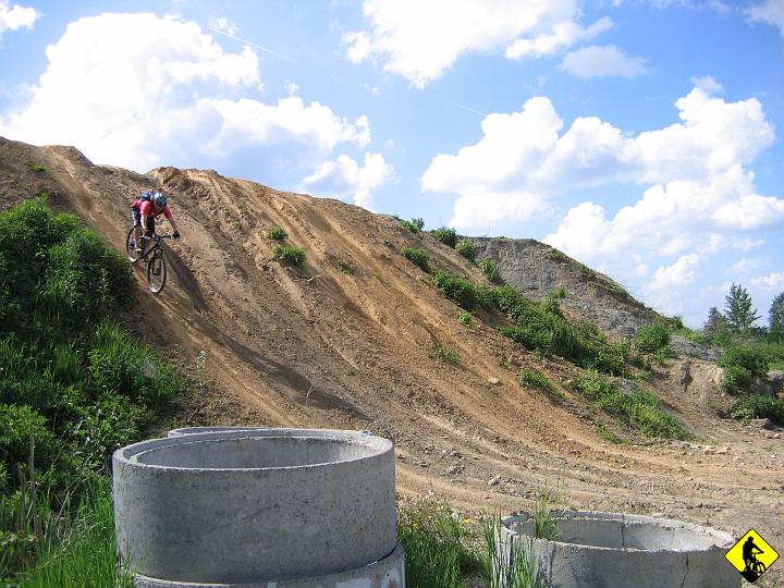 foto 025.jpg - W kryspinowie powstał, chyba na dziko teren, gdzie różne typy wyżywają się na Moto/Quadach. Niektóre zjazdy były tak bardzo fajnie strome, że nie mogłem sobie odmówić, by z nich nie zjechać :) Mam nadzieje, że w niedługim czasie powstanie tam też mały park dla bike.
